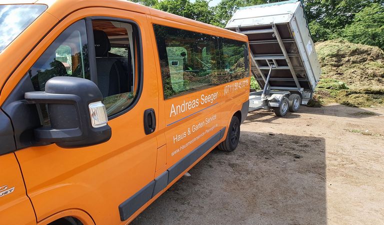 Bild vom Hausmeisterfahrzeug mit 2-Achs-Kipper beim Grasabladen